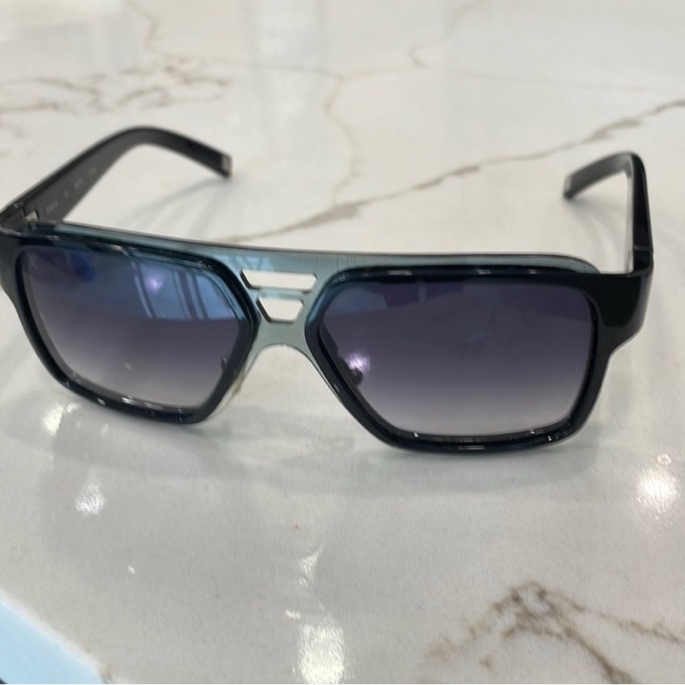 Louis Vuitton Enigme Z0361U Sun Glasses / Black and Grey